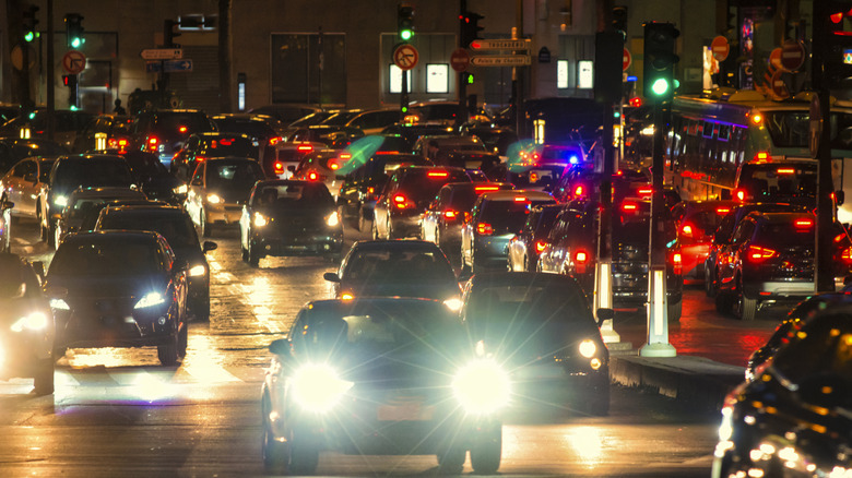 녹색 물결 신호등의 도움을 받아 교통을 탐색하는 자동차