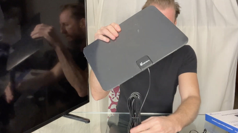 TV 안테나를 들고 있는 남자