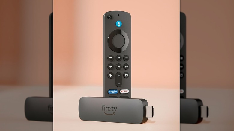 테이블 위의 Amazon Fire TV 스틱
