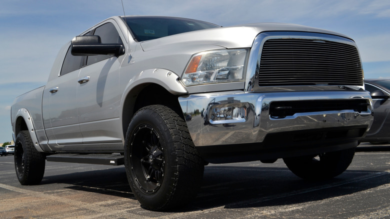 개조된 실버 RAM 2500 픽업 트럭의 전면 3/4 모습.
