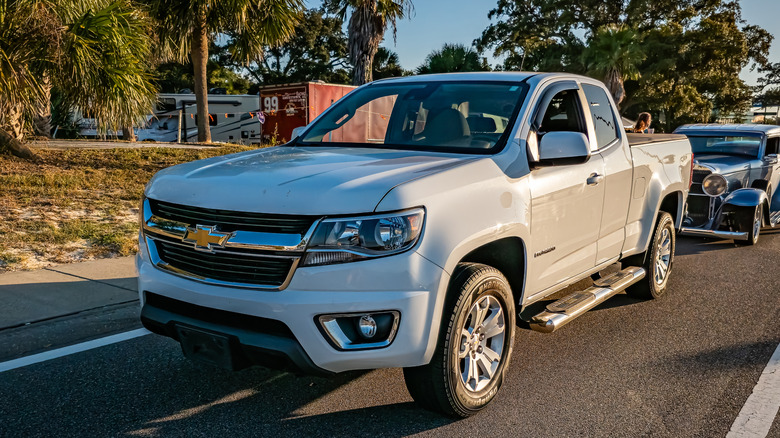 거리에 있는 흰색 2세대 Chevy Colorado 픽업 트럭의 전면 3/4 뷰.
