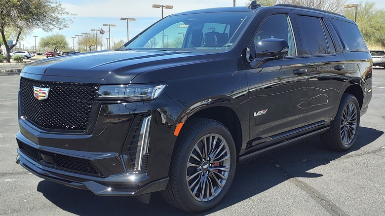 주차장에 주차된 블랙 캐딜락 에스컬레이드-V.