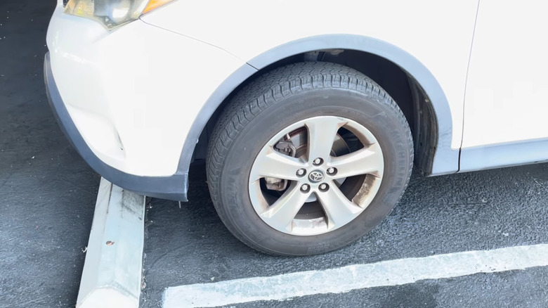 흰색 SUV의 Michelin Latitude Tour HP 타이어