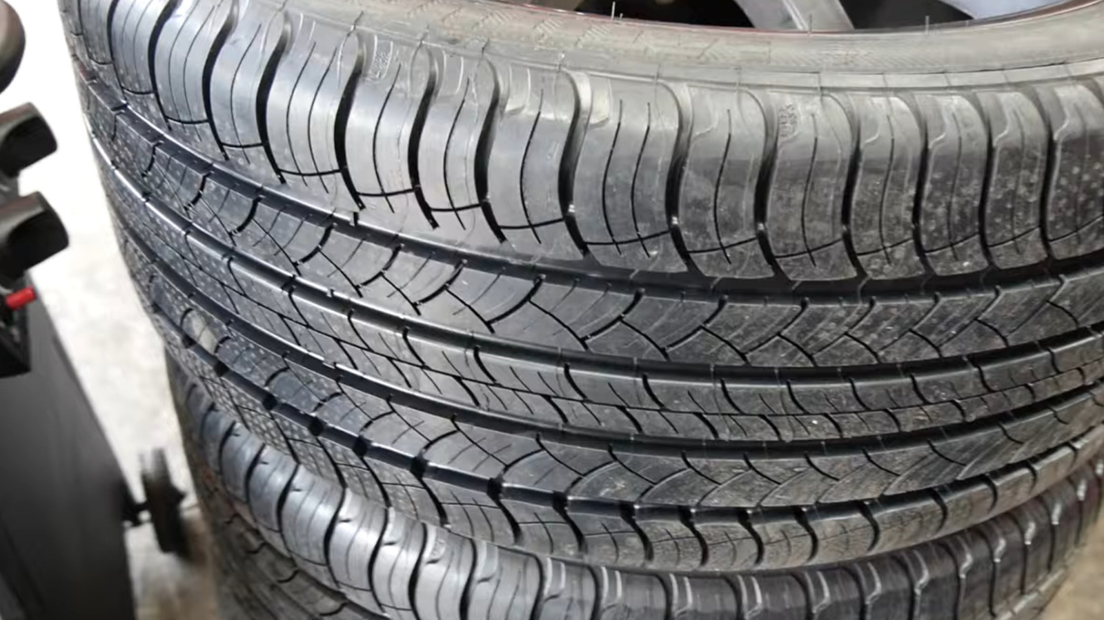 Michelin Latitude Tour HP 타이어는 얼마나 오래 지속되어야 하며 보증이 제공됩니까?