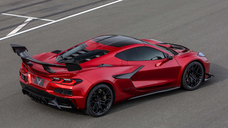 트랙 설정에서 Chevrolet Corvette ZR1X의 후면 3/4 뷰