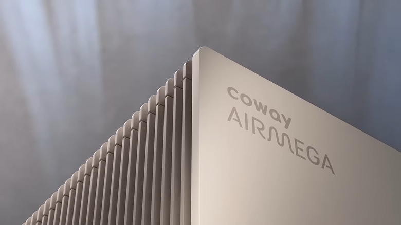 베이지색 Conway Airmega ProX 공기청정기의 로고 클로즈업