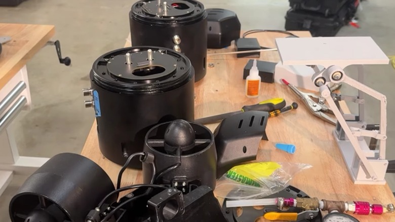 작업 테이블에 구성 요소가 있는 Ulysses 시설.jpg