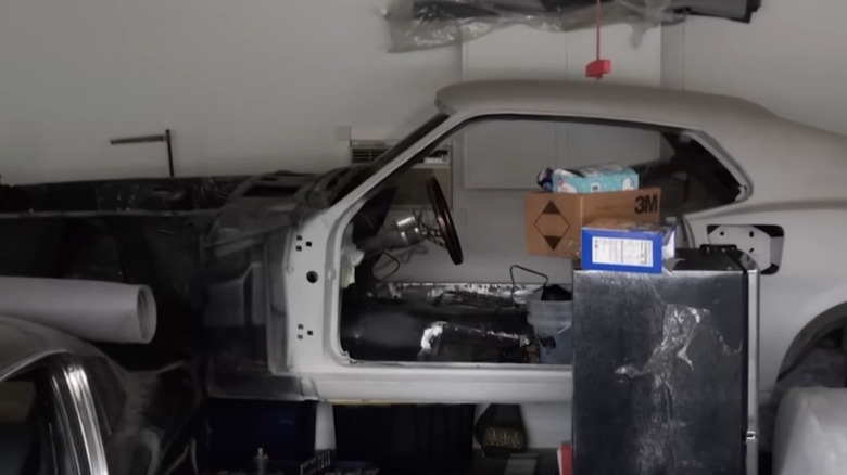 부품이 누락된 머스탱 마하 1