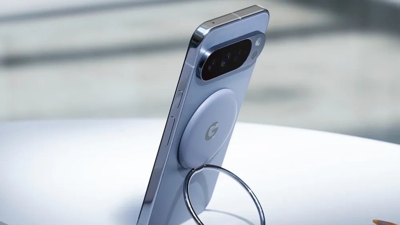 PixelSnap을 통해 액세서리가 부착된 Pixel 10 Pro 스마트폰
