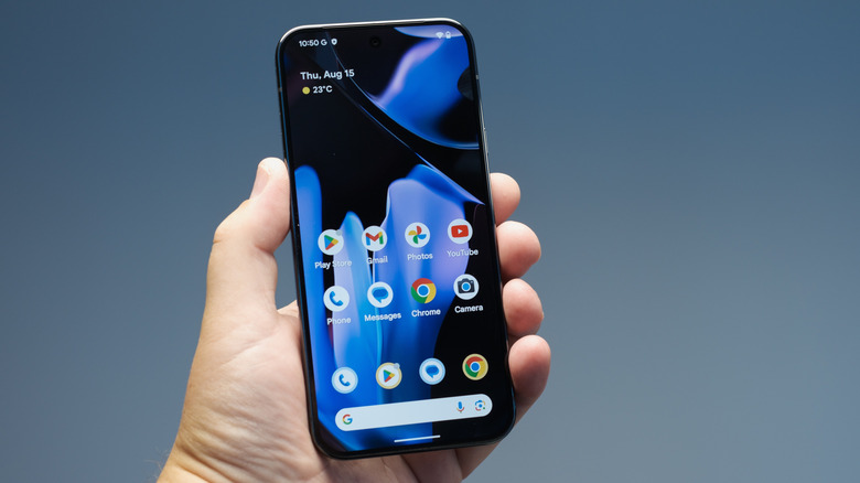 Pixel 스마트폰을 들고 사용하는 사람