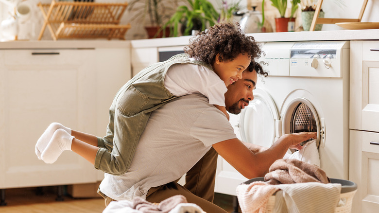 아빠와 딸이 빨래를 하고 있다