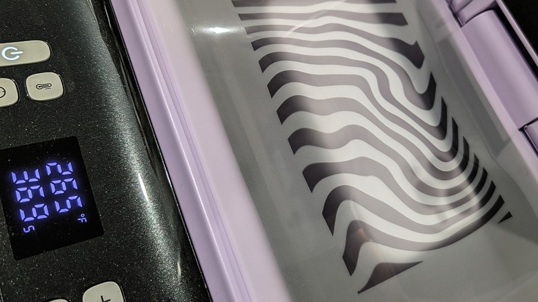 뚜껑이 열려 있고 승화 필름이 제자리에 있는 HTVRONT 열 프레스