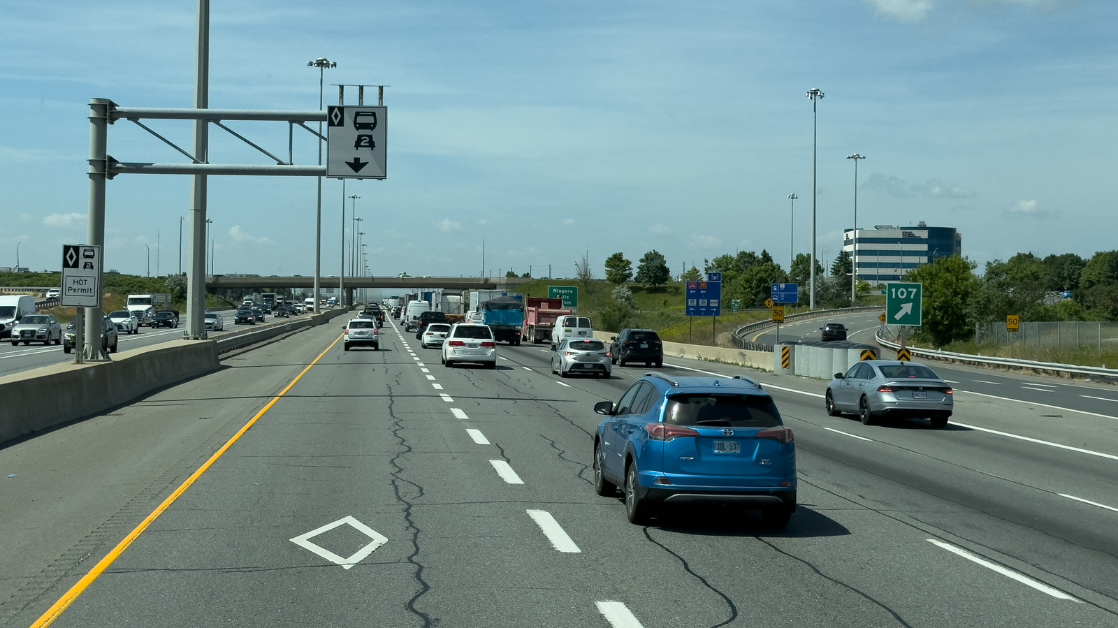 미국인들은 휘발유를 절약하기 위해 카풀을 이용하고 있습니다. 초보자를 위한 몇 가지 팁은 다음과 같습니다.