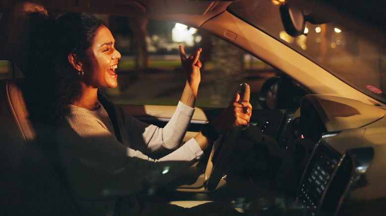 누군가 밤에 노래를 부르고 운전을 합니다.