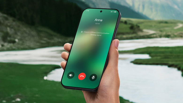 전화를 받고 있는 샤오미 17을 손에 쥐고 있는 모습.