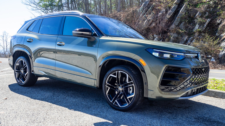 2026 폭스바겐 티구안 SEL R-라인 터보 우측 전면 3부 뷰