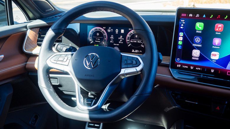 2026 폭스바겐 티구안 SEL R-라인 터보 대시보드 및 스티어링 휠