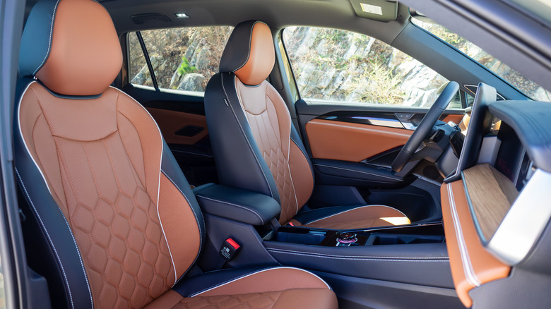 2026 폭스바겐 티구안 SEL R-라인 터보 앞좌석, 대시보드 및 스티어링 휠