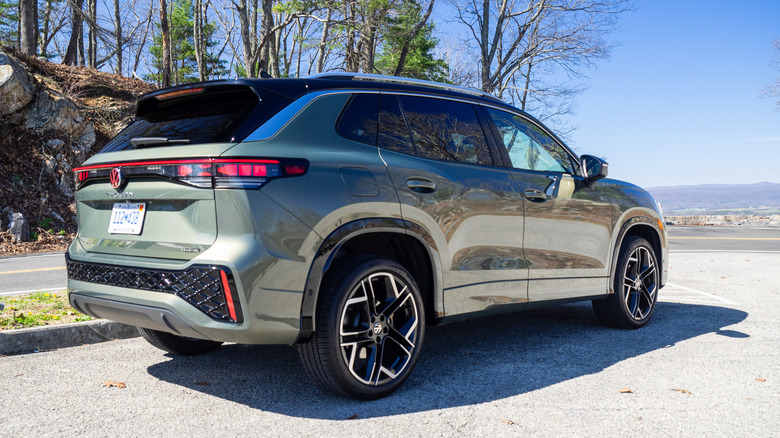 2026 폭스바겐 티구안 SEL R-라인 터보 우측 후면 3부 뷰