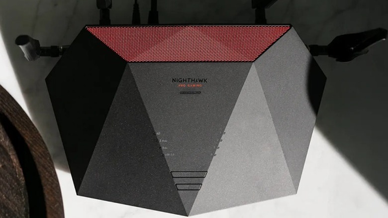 테이블 위의 Nighthawk Pro Gaming WiFi 6 라우터
