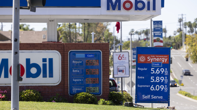 모빌 주유소에 휘발유 가격이 표시됩니다.