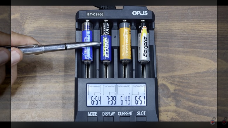 4개의 서로 다른 AA 배터리를 테스트하는 Project Farm의 스크린샷