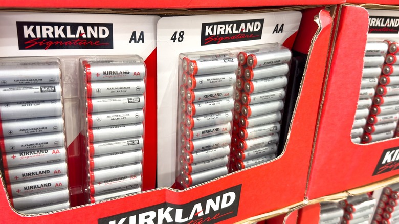 Costco 선반에 있는 Kirkland AA 배터리 팩