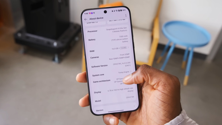 YouTuber MKBHD는 OnePlus 15 스마트폰을 사용합니다.