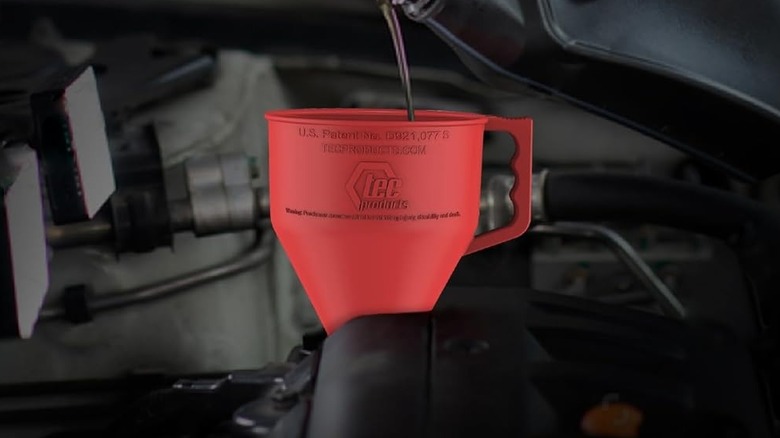 빨간색 유연한 깔때기