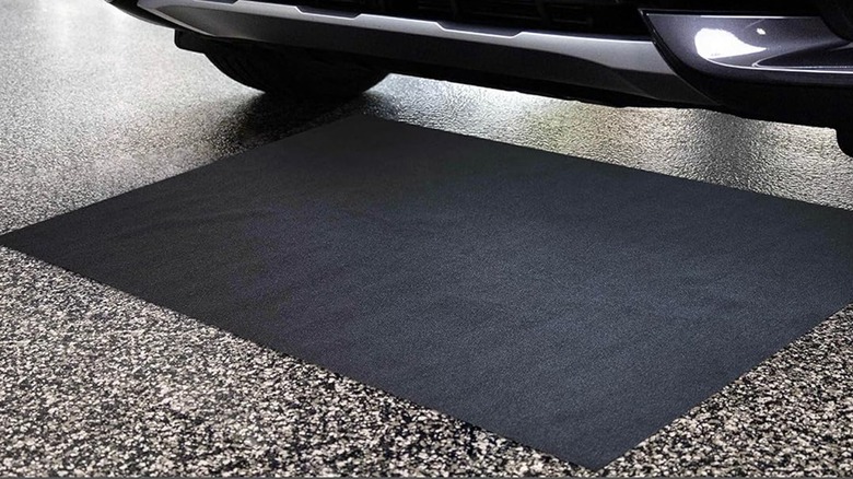 차량 밑에서 일하는 남자