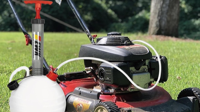 잔디 깎는 기계가 있는 오일 추출기 펌프