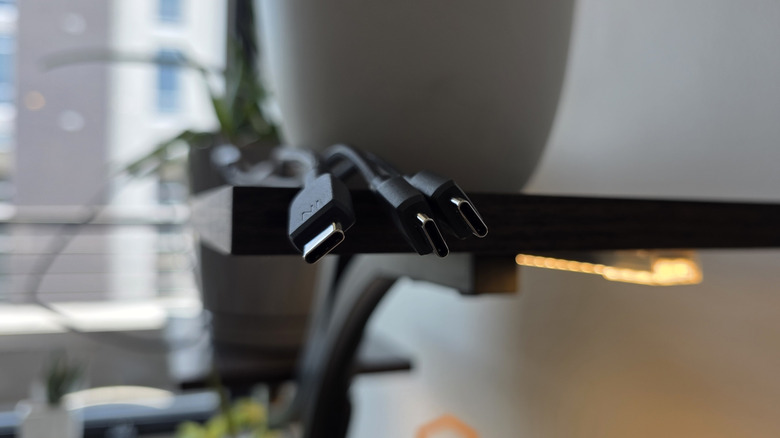 선반에 매달려 있는 여러 개의 USB-C 케이블 끝