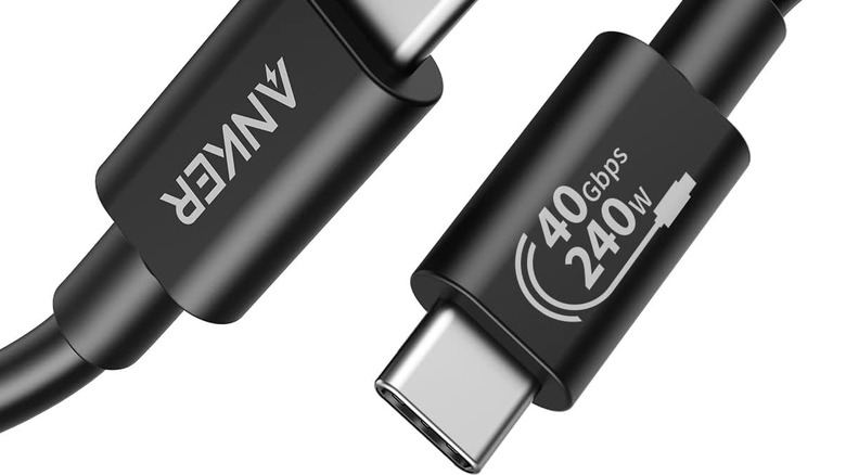하우징에 속도가 표시된 Anker USB-C 케이블