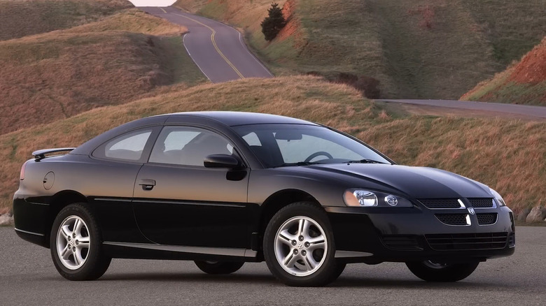 Black Dodge Stratus R/T는 시골길을 주행합니다.