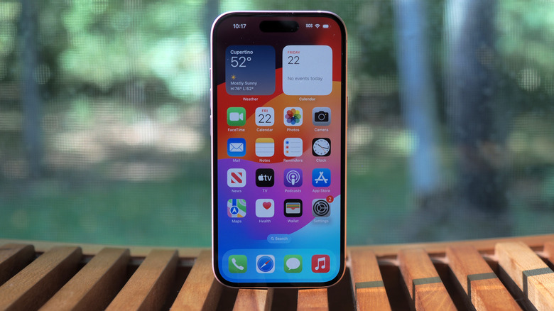 테이블 위의 iPhone 15