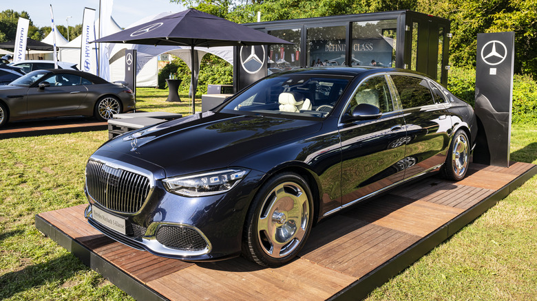 전시를 위해 잔디밭에 주차된 Maybach Mercedes S-Class, 전면 3/4 뷰