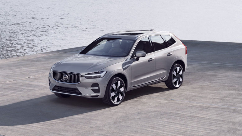 해안선 옆에 있는 은색 볼보 XC60, 전면 3/4 뷰