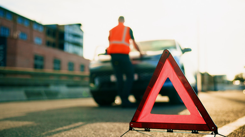 위험표지판이 붙은 채 고장난 자동차