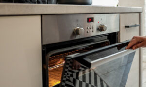 오븐의 평균 수명은 얼마입니까? 얼마나 오래 지속되어야 하는가는 다음과 같습니다.