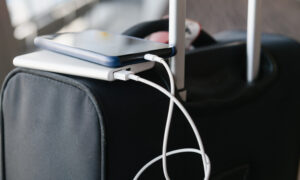 이 나라는 비행 중 휴대용 보조 배터리 사용을 공식적으로 금지하고 있습니다.