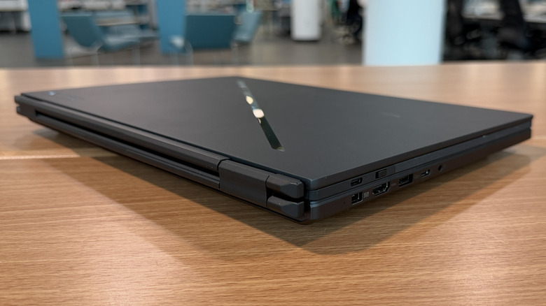 테이블 위의 Asus ROG Zephyrus Duo