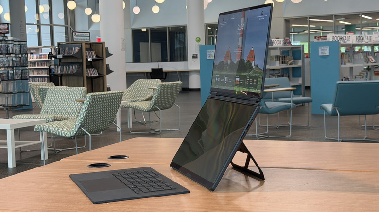 테이블 위의 Asus ROG Zephyrus Duo.