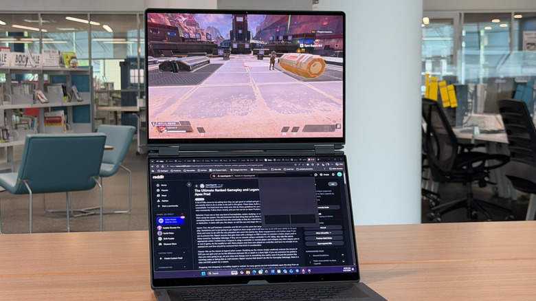 테이블 위의 Asus ROG Zephyrus Duo