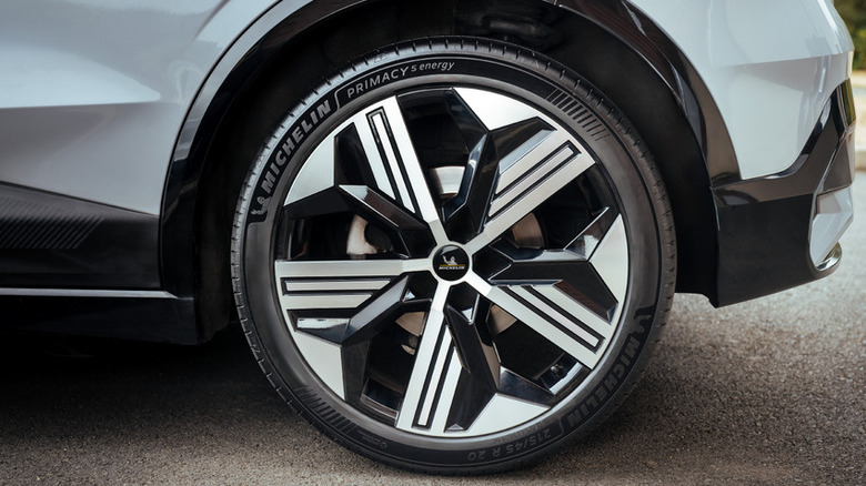 차량에 장착된 미쉐린 프라이머시 5 에너지 타이어