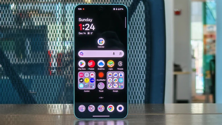 책상 위에 똑바로 세워진 OnePlus 15R