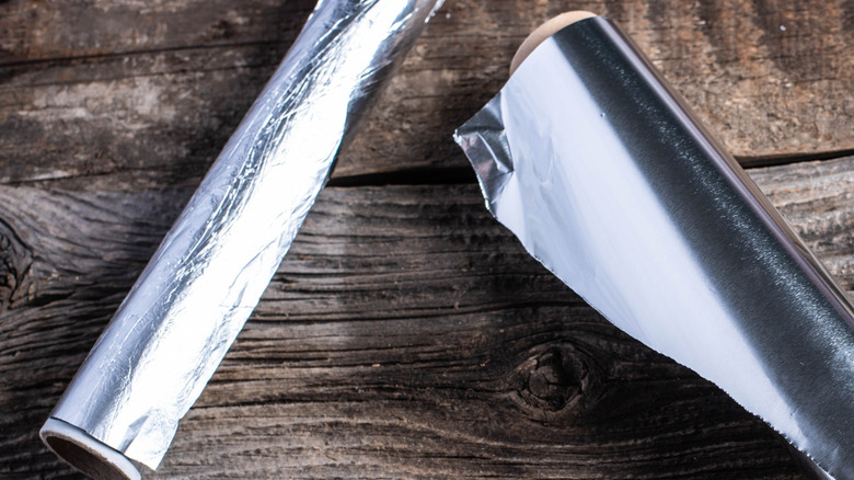 테이블 위의 알루미늄 호일