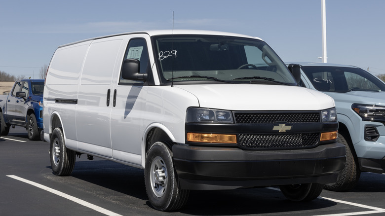 주차장의 Chevrolet Express 밴, 전면 우측 3/4 뷰