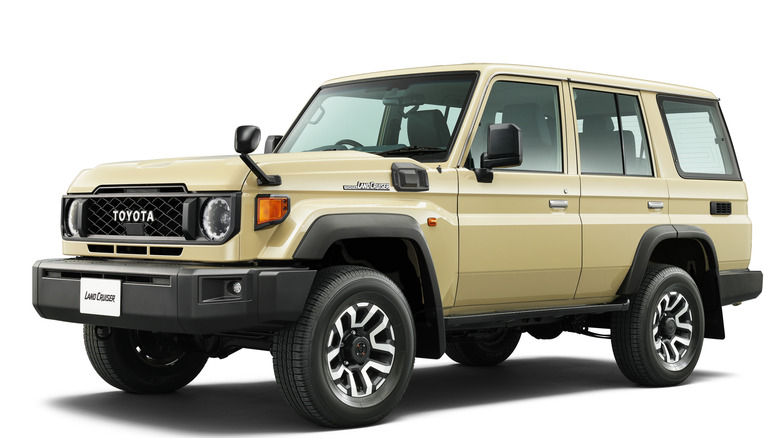 흰색 배경의 2024 J70 Toyota Land Cruiser, 전면 왼쪽 3/4 보기