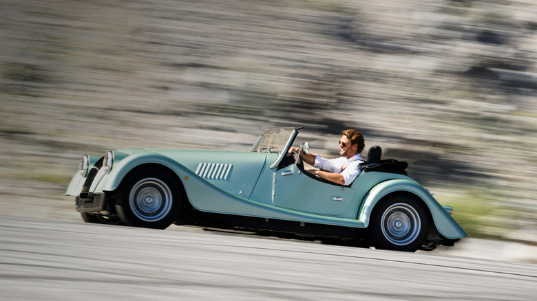 2020 모건 플러스 포 과속 주행, 좌측 모습