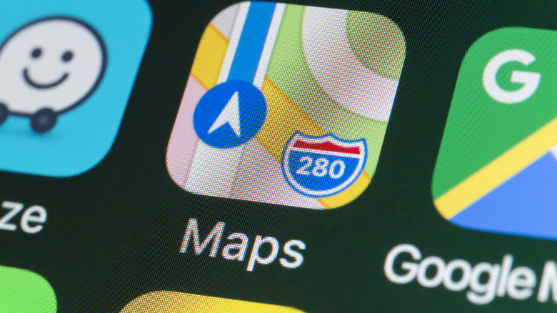 iPhone 홈 화면의 Waze, Apple 지도, Google 지도 아이콘